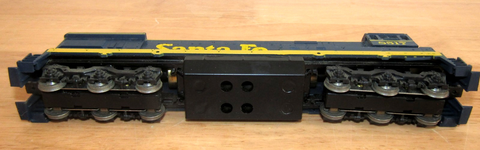Athearn HO 3501 Santa Fe U33-C Powered Locomotive 8517