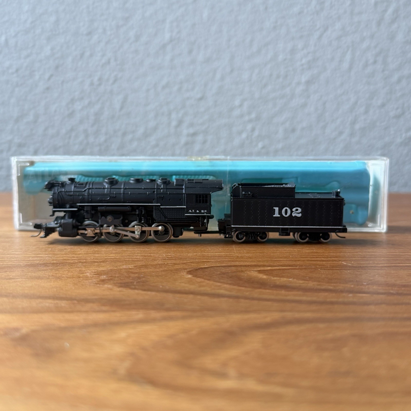 Atlas N Gauge 0-8-0 2111 AT&SF Steam Locomotive Train Engine 102 Tender W/ Case