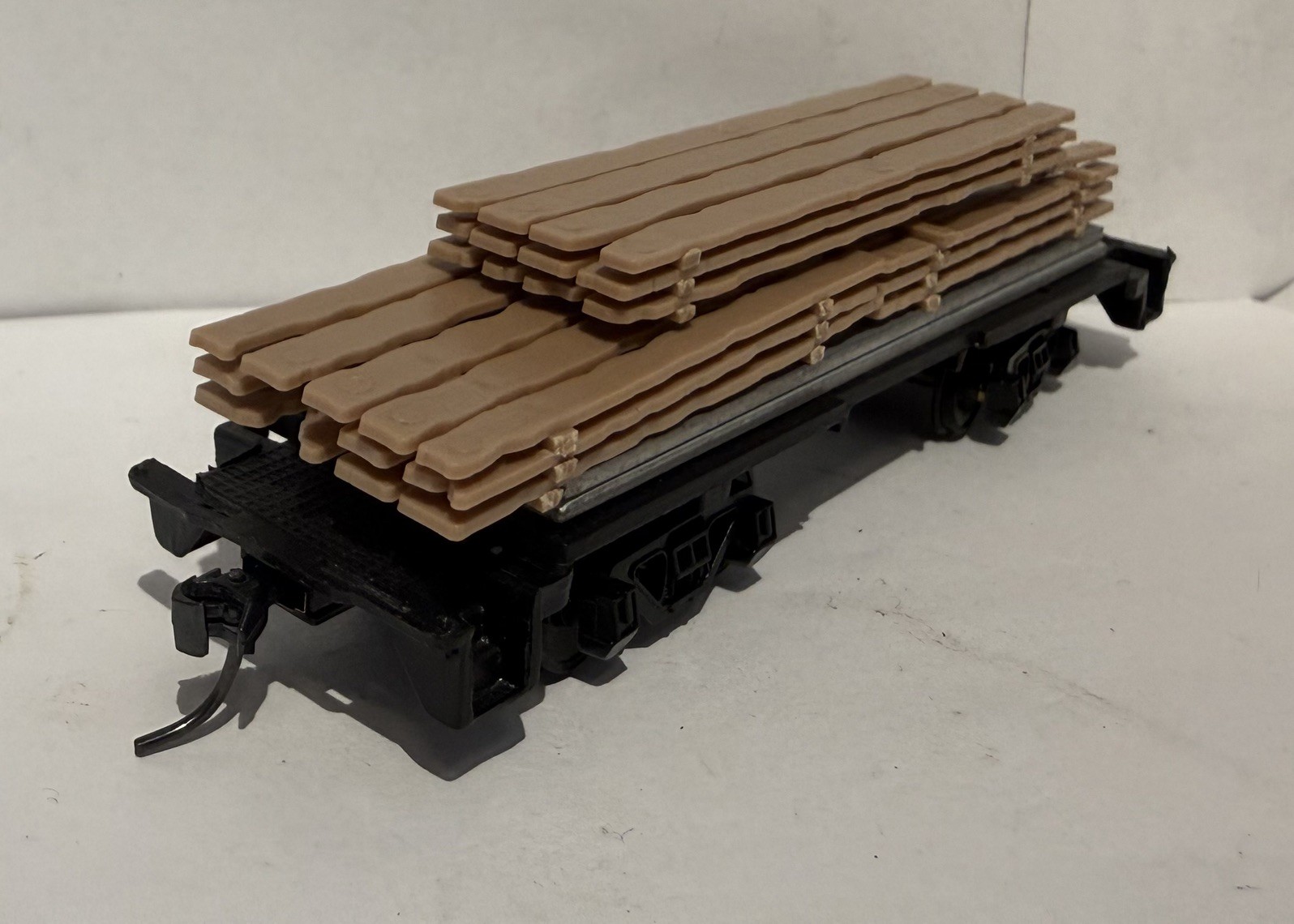 HO Scale Flatcar w/ Lumber Load Plastic Wheels /metal Kadee knuckle couplers