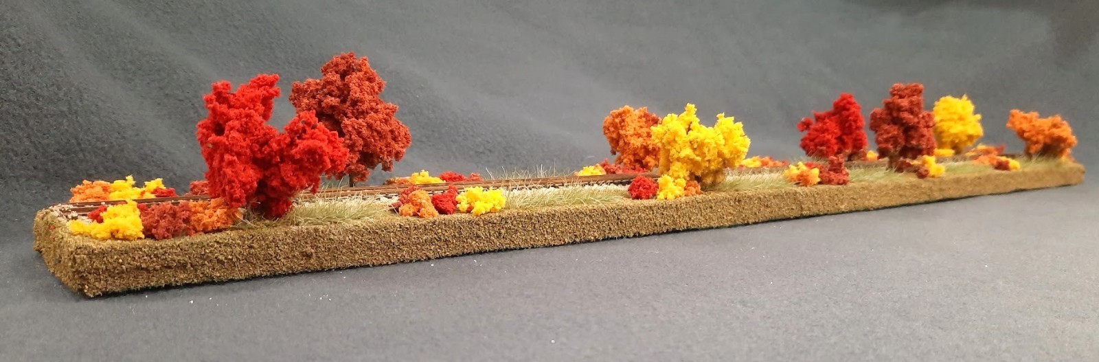N SCALE 24″ DISPLAY DIORAMA – “FALL FOLIAGE SCENE” FOR ANY N SCALE TRAINS