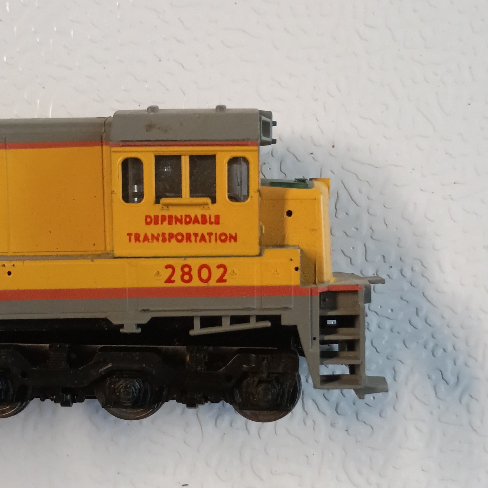 HO Union Pacific Railroad Diesel Locomotive Analog 1:87 2802 Yellow Gray