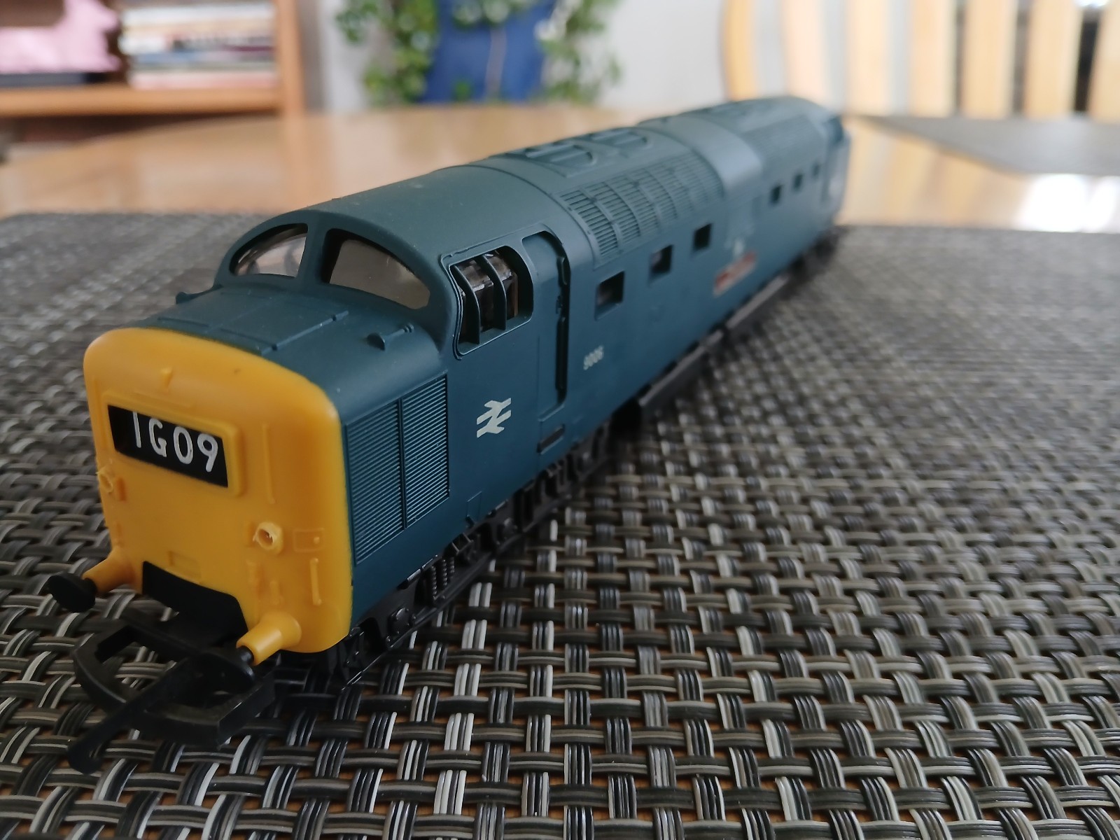 Vintage OO/HO scale Lima Italy Blue Class 55 Deltic Yeomanry Diesel Locomotive