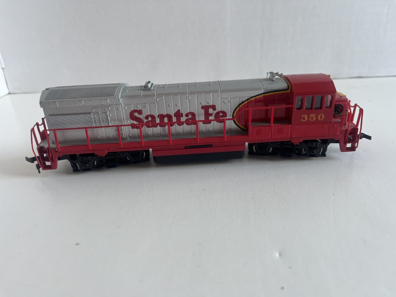 BACHMANN – HO Gauge – Santa Fe 350 – GE U36B – Non-Powered Diesel 41-640-02