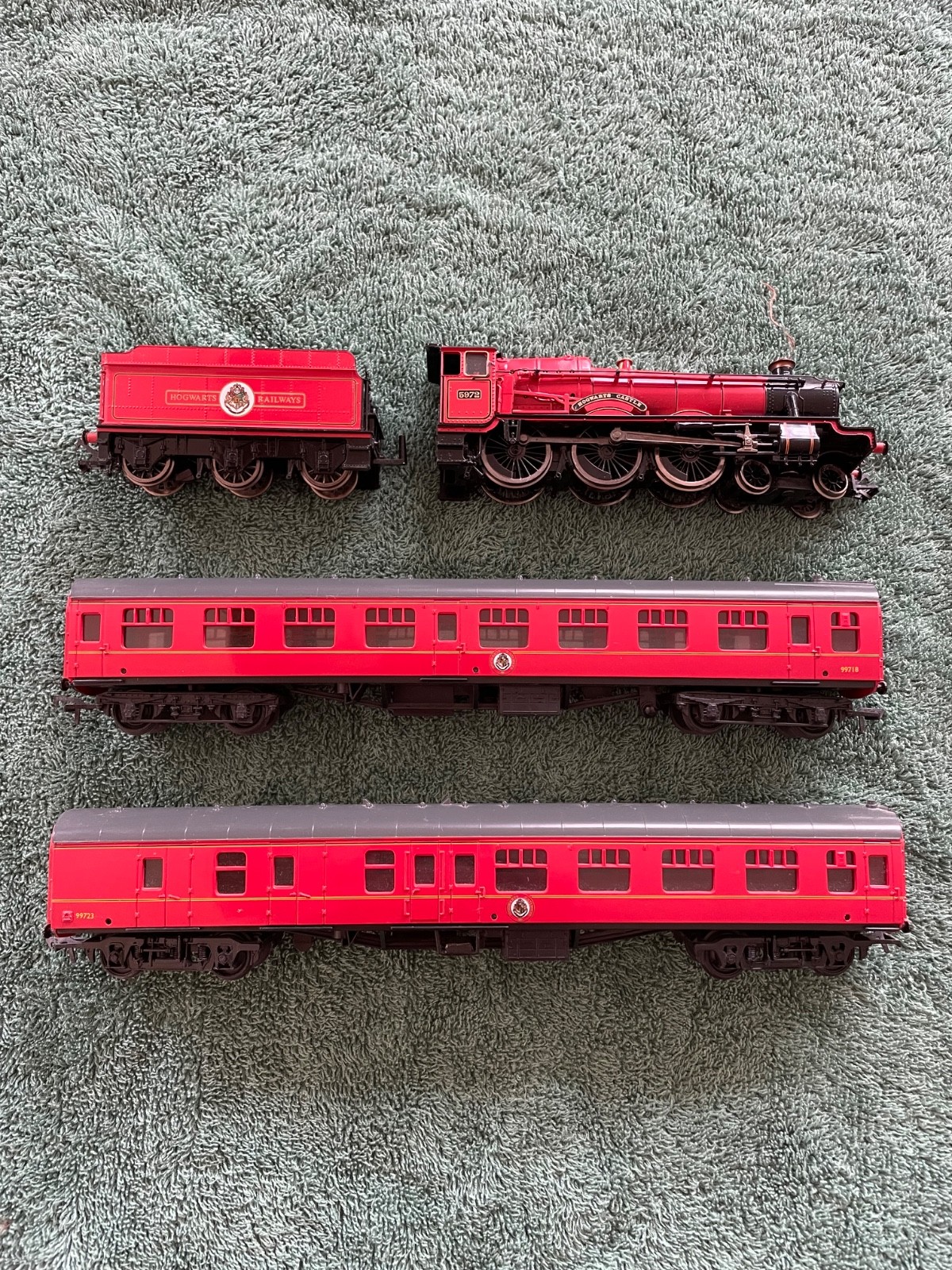Bachmann HO scale Hogwarts Express Locomotive + Tender + Coaches x2