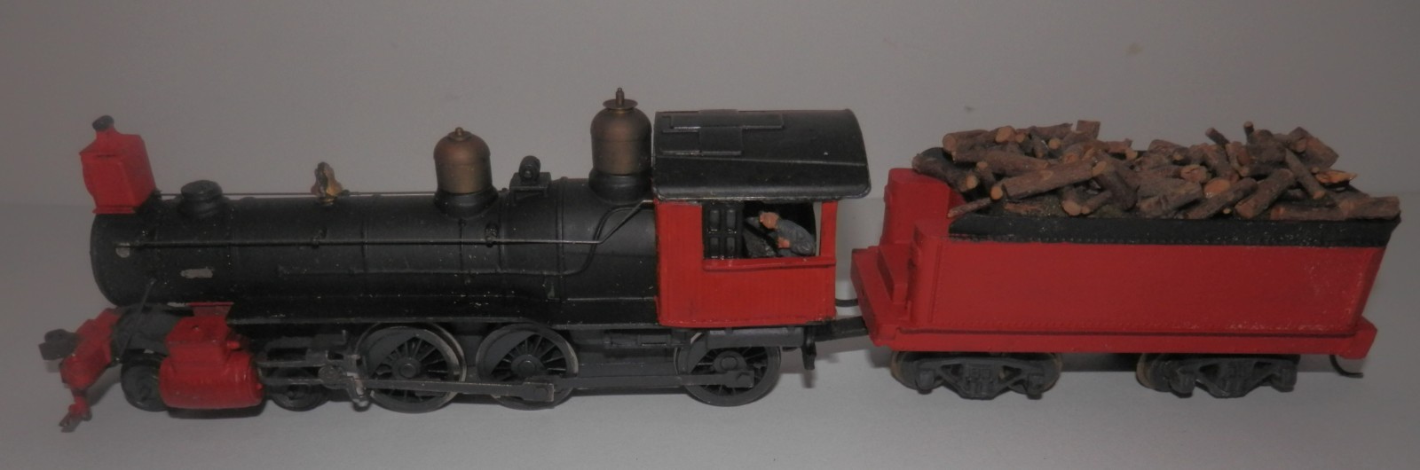 Mantua? HO POWERED 4-6-0 Undecorated Steam Engine & Tender w/ Homemade Load