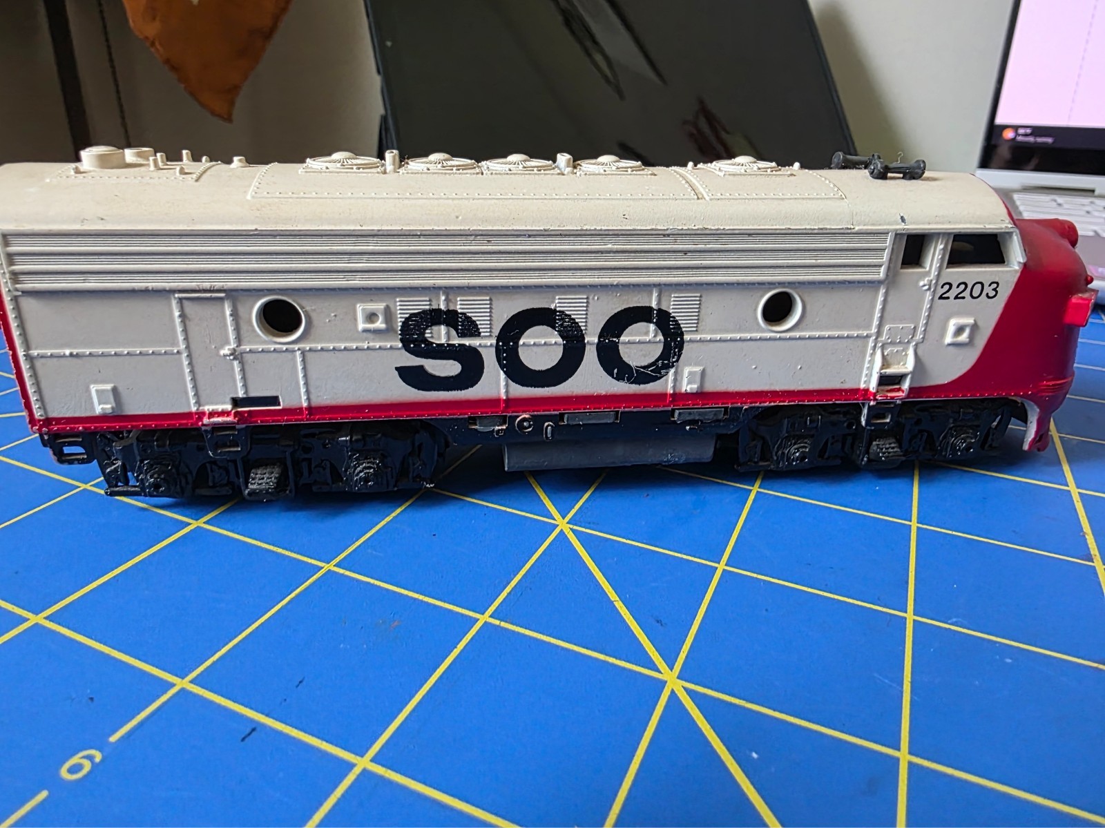 HO Scale Life-Like, F-7 Diesel Locomotive, Soo Line, White #2203 Vintage