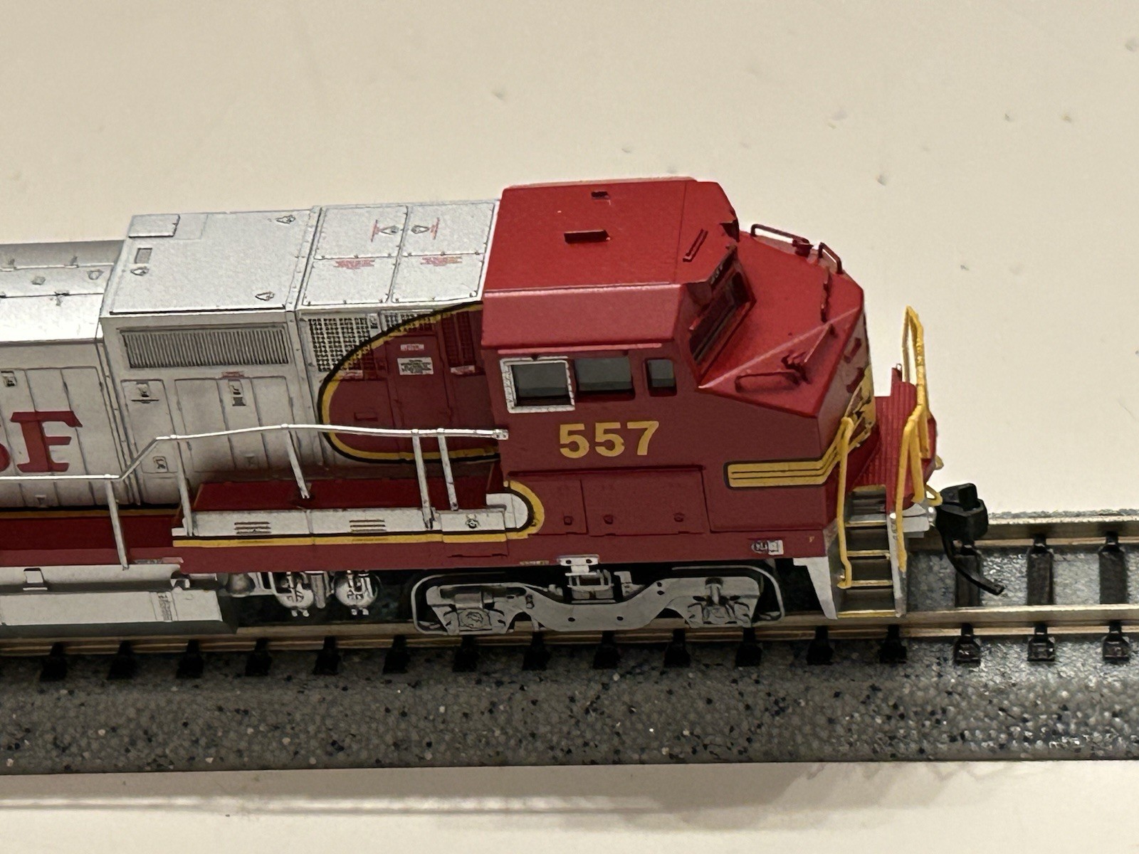 N Scale Atlas 48811 BNSF “Warbonnet” GE Dash 8-40BW Diesel #557 – DCC Ready