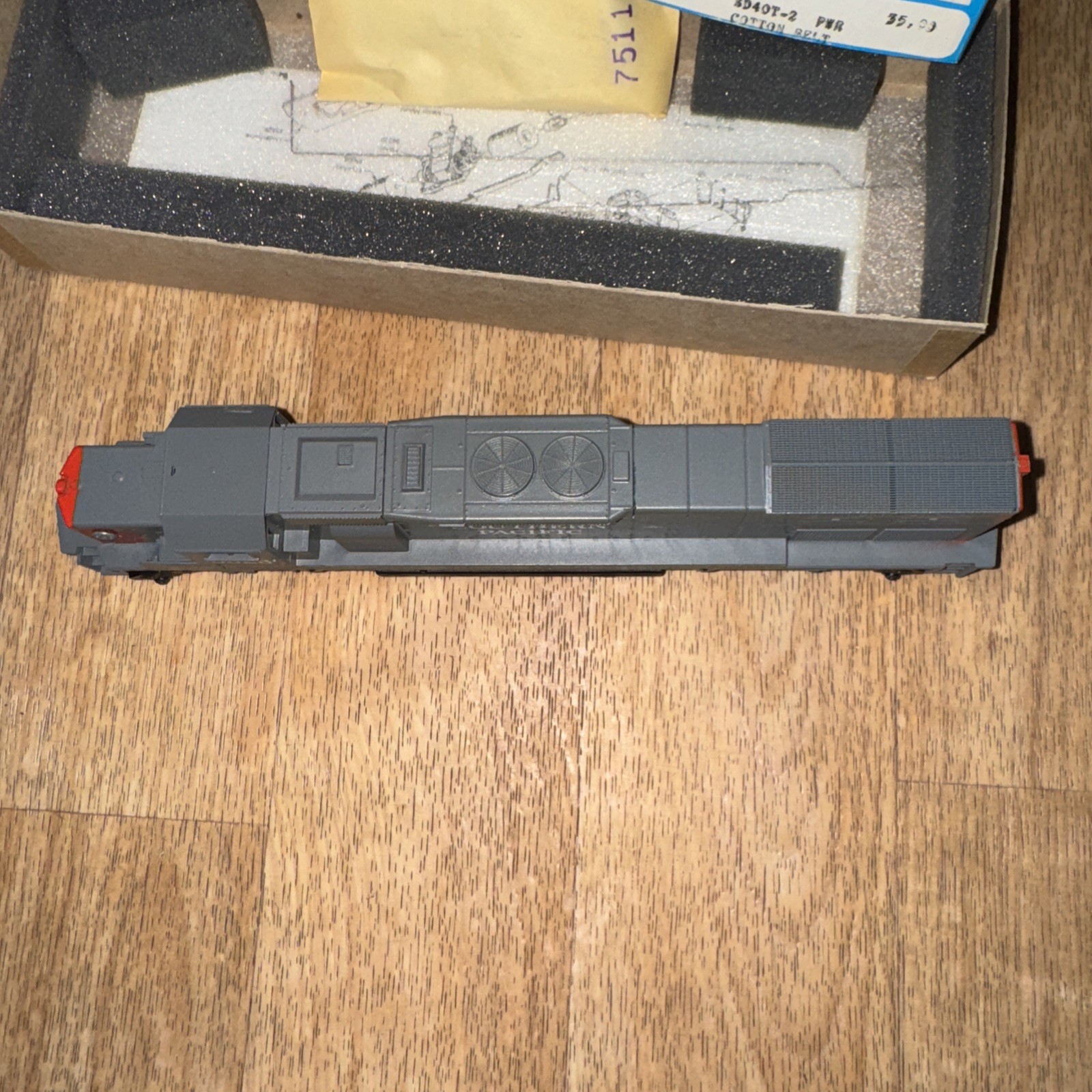 HO Scale Athearn, SD40T-2 Diesel Locomotive, Cotton Belt Gray #8326 – 4502