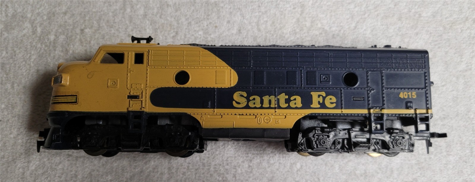 Tyco HO Santa Fe F7A Diesel #4015, Extra Clean and Strong, Blue & Yellow