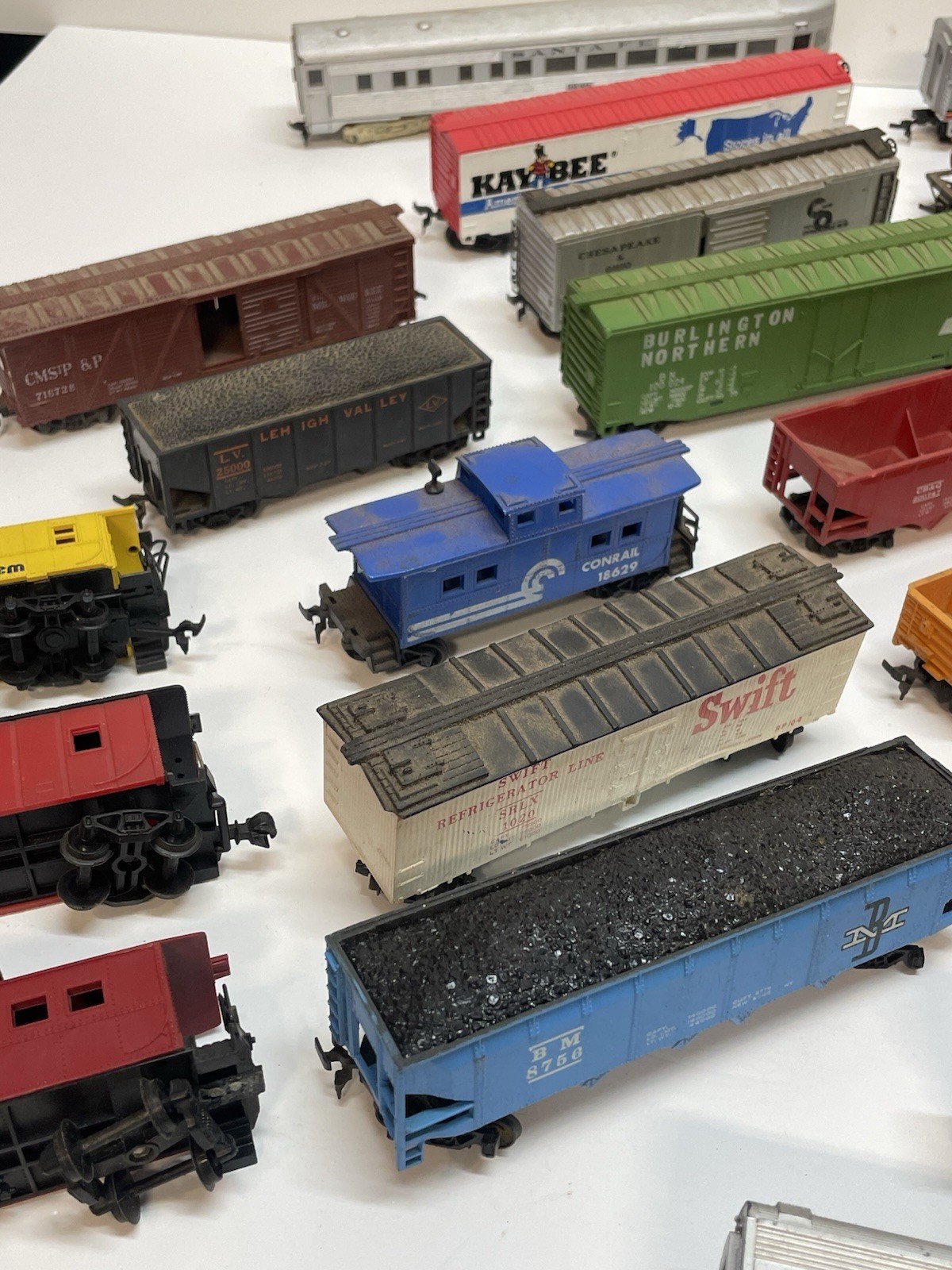 Vtg HUGE Lot HO Locomotives, Train Cars, Parts & Pieces Mixed *FOR PARTS AS IS*
