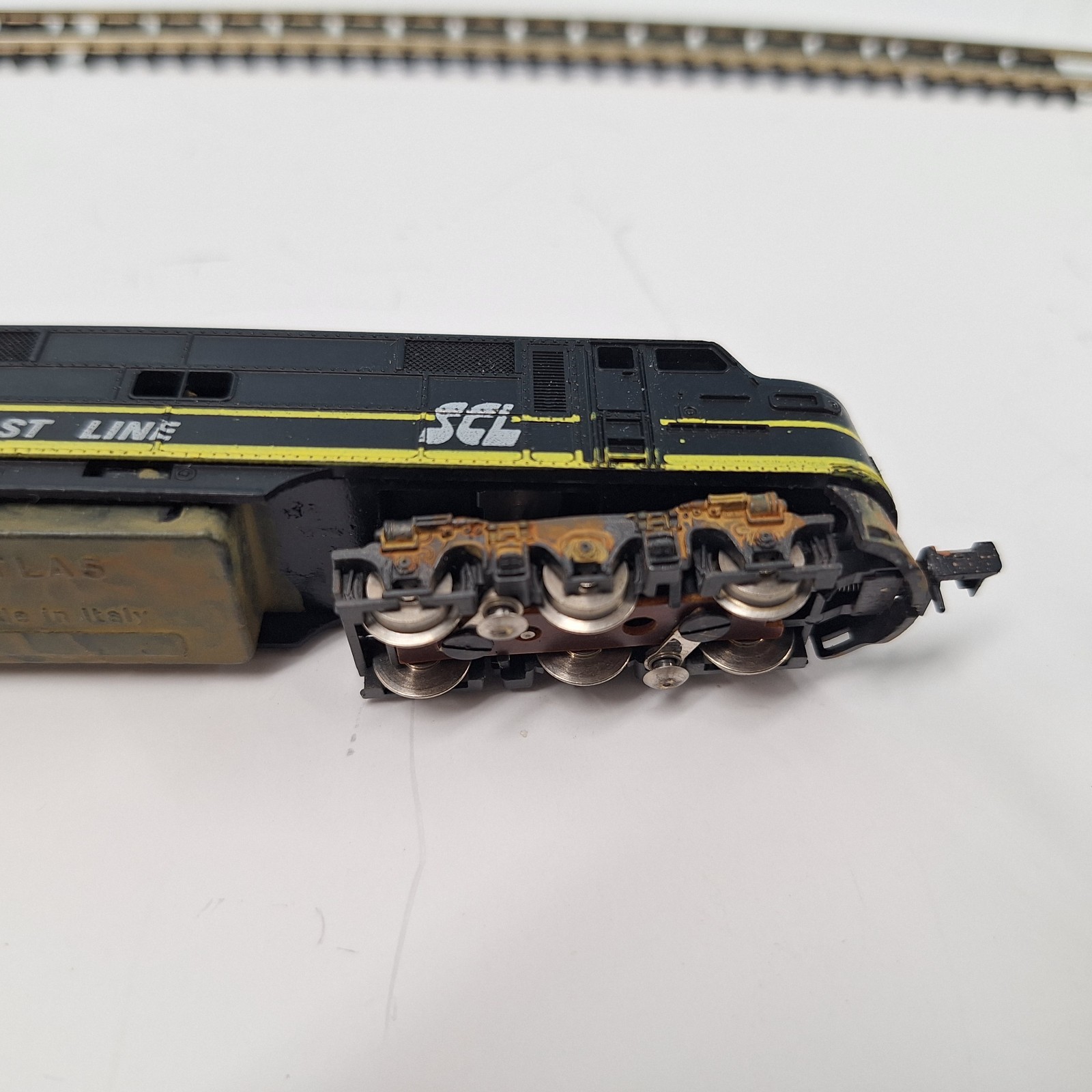 N Scale Seaboard Coastline Diesel Locomotive and 2 Gondolas