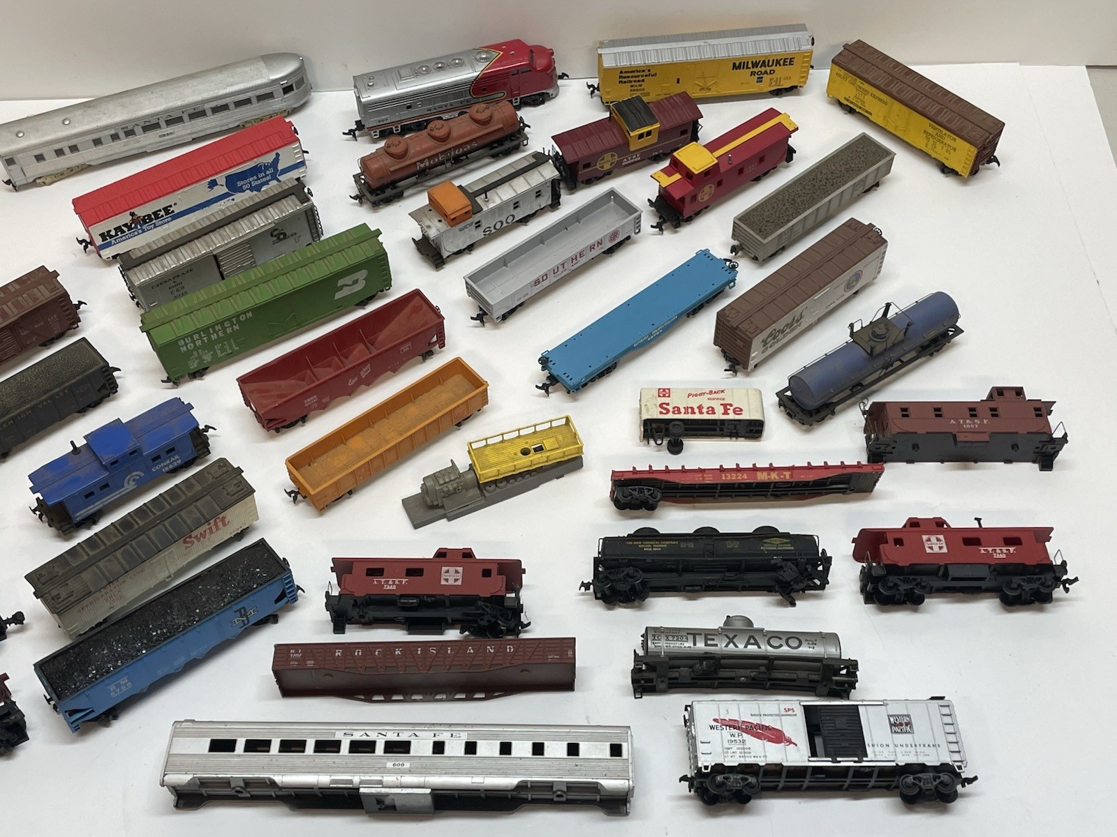 Vtg HUGE Lot HO Locomotives, Train Cars, Parts & Pieces Mixed *FOR PARTS AS IS*