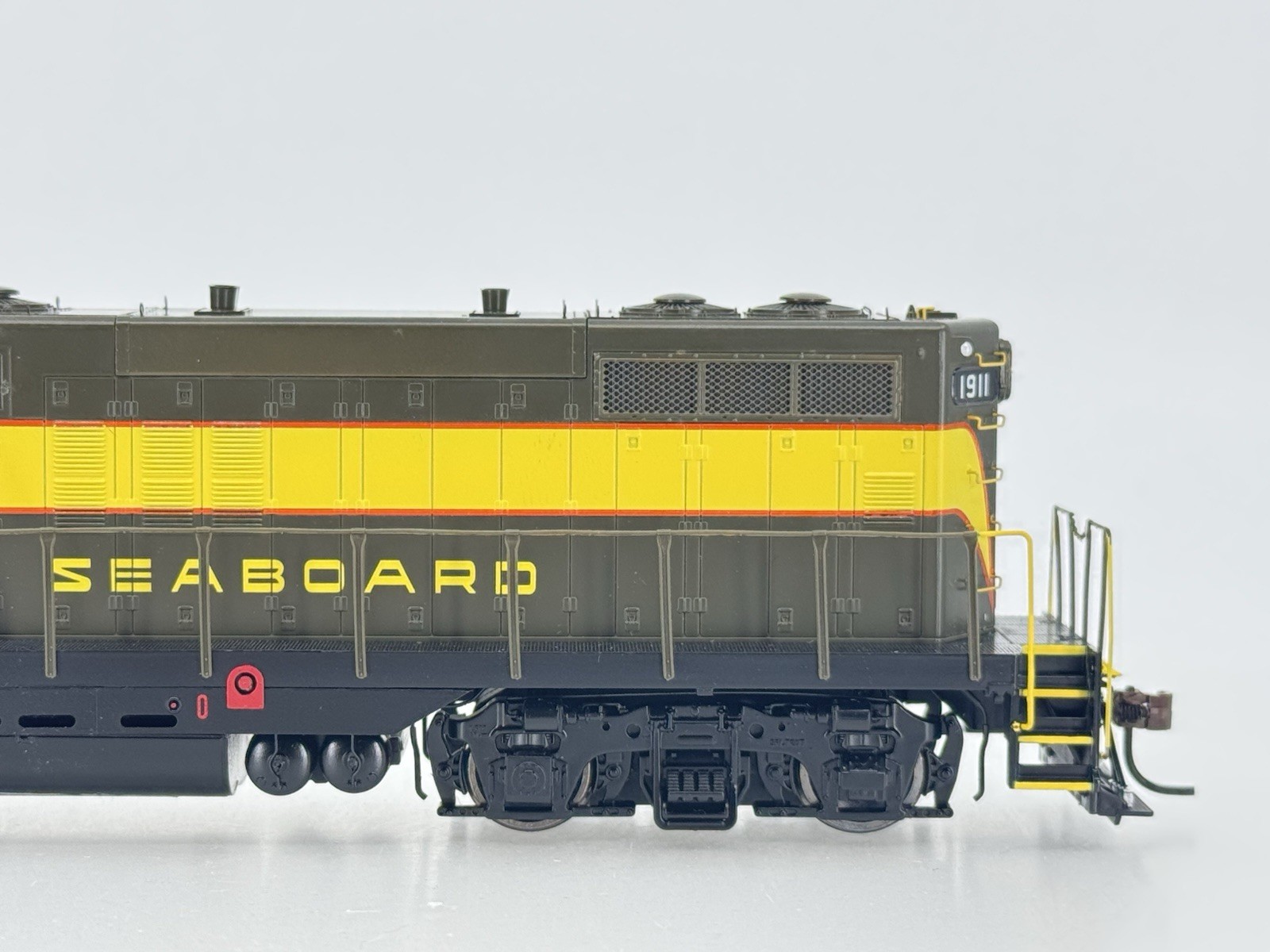 HO Athearn Genesis G62420 Seaboard Air Line GP9 Diesel Locomotive SAL #1911
