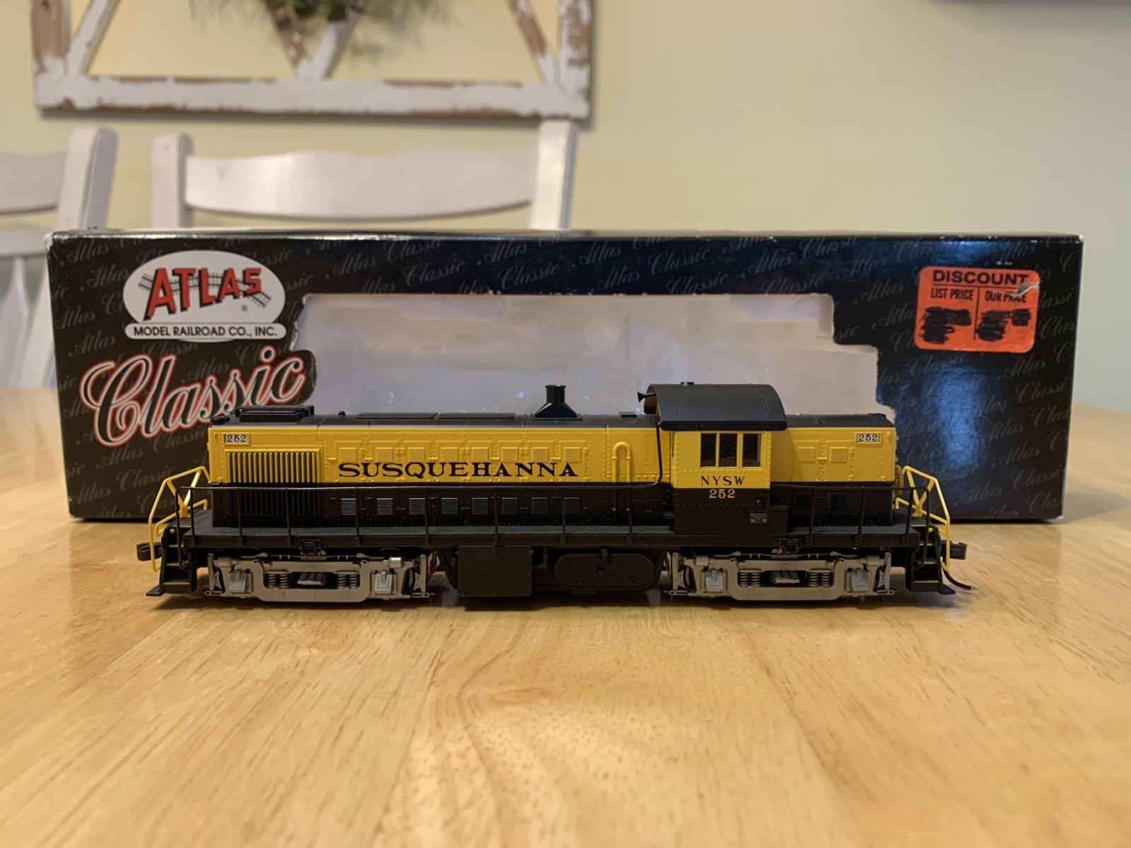 Atlas HO Scale #8869 Alco RS-1 Susquehanna #252 Classic Diesel Loco