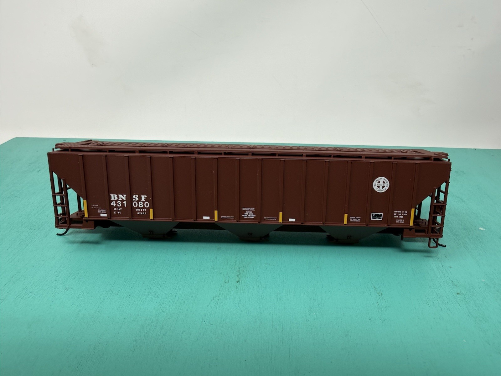 Atlas HO – 4750 Hopper – No Trucks No Package – BNSF Damaged Steps