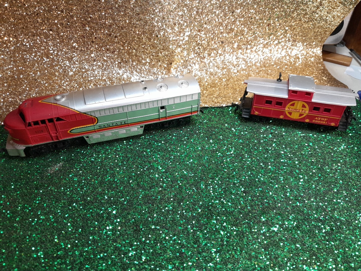 Ahm Santa Fe Locomotive Life -Like Caboose Combo See Description.