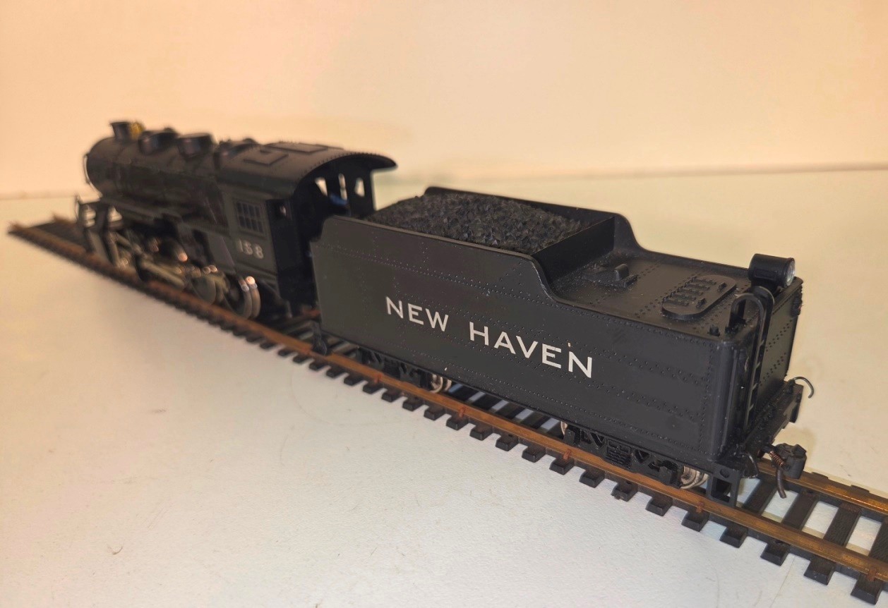 Vintage HO / IHC NEW HAVEN 2-8-0 Consolidation Locomotive & Tender w/ (4) Cars
