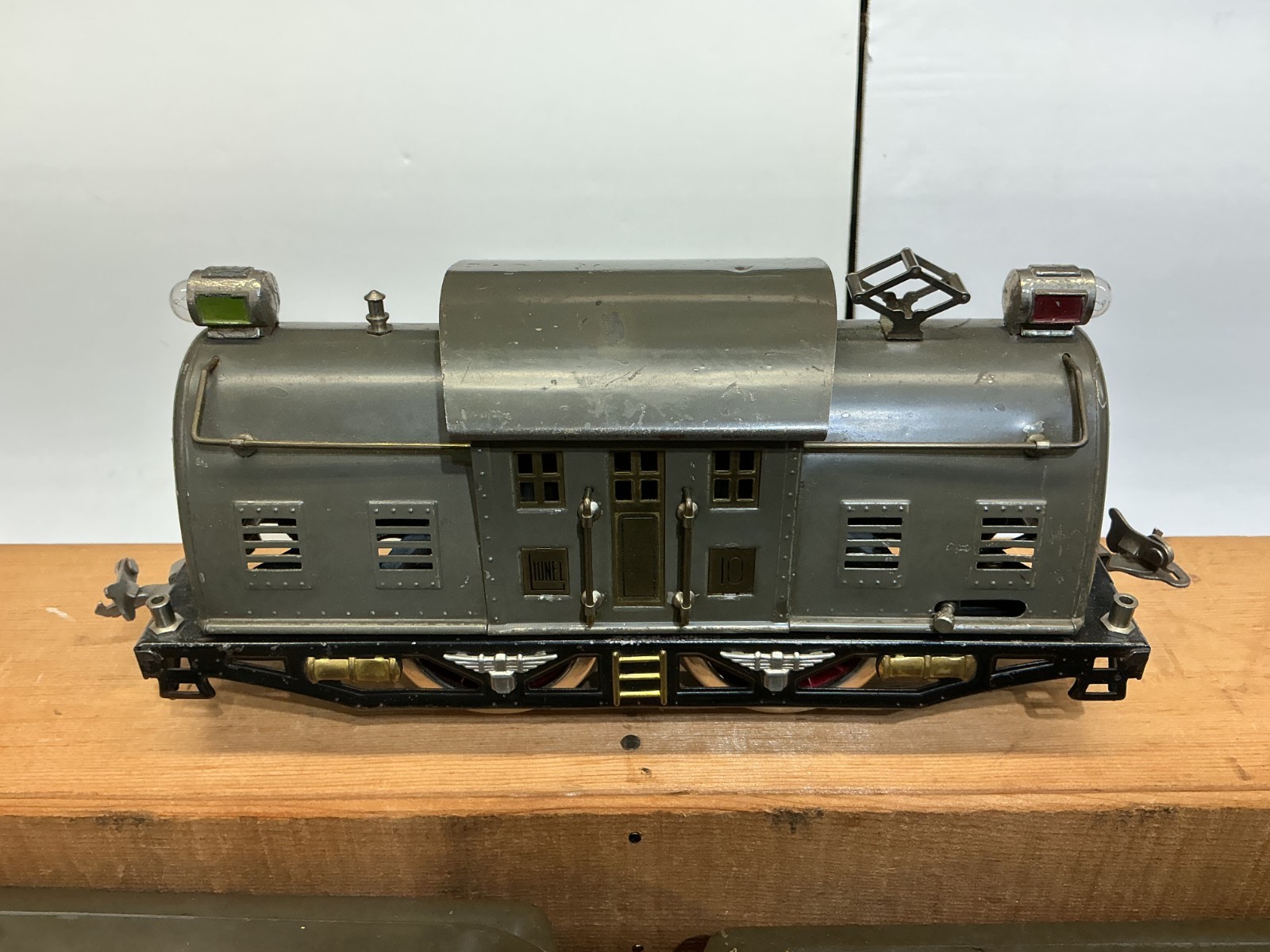 Lionel Standard Gauge #10 ENGINE and 3 Passenger Cars RUNS GOOD