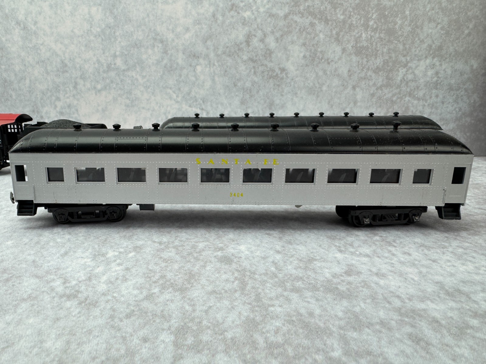 Model Power HO Santa Fe 3456 Pacific Steam Locomotive, 3 Passenger Cars & Track