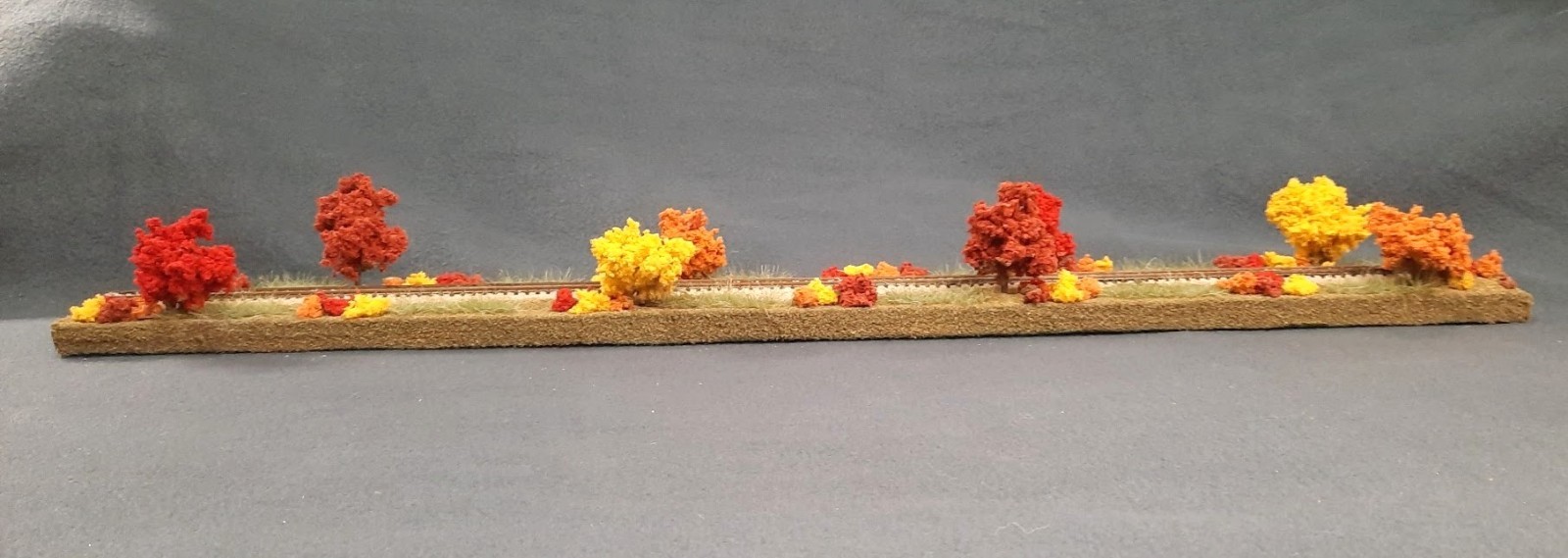 N SCALE 24″ DISPLAY DIORAMA – “FALL FOLIAGE SCENE” FOR ANY N SCALE TRAINS