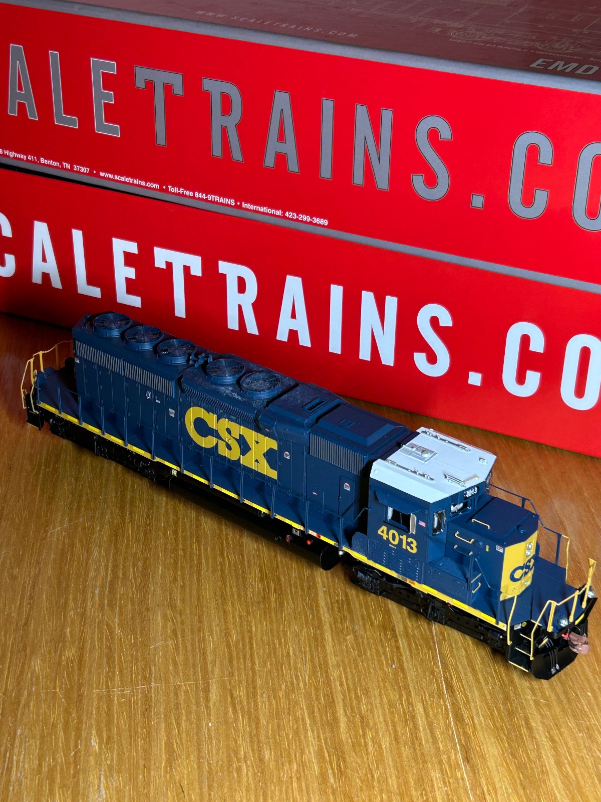 HO Scale ScaleTrains RivetCounter SD40-2/SD40-3 CSX #4013 DCC/SOUND