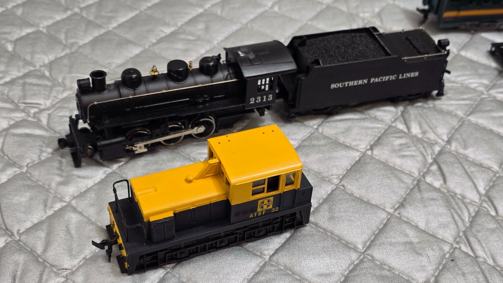 Bachman HO scale Engines Locomotive 2313 + Santa Fe Engine ATSF 32 – Lot of 2