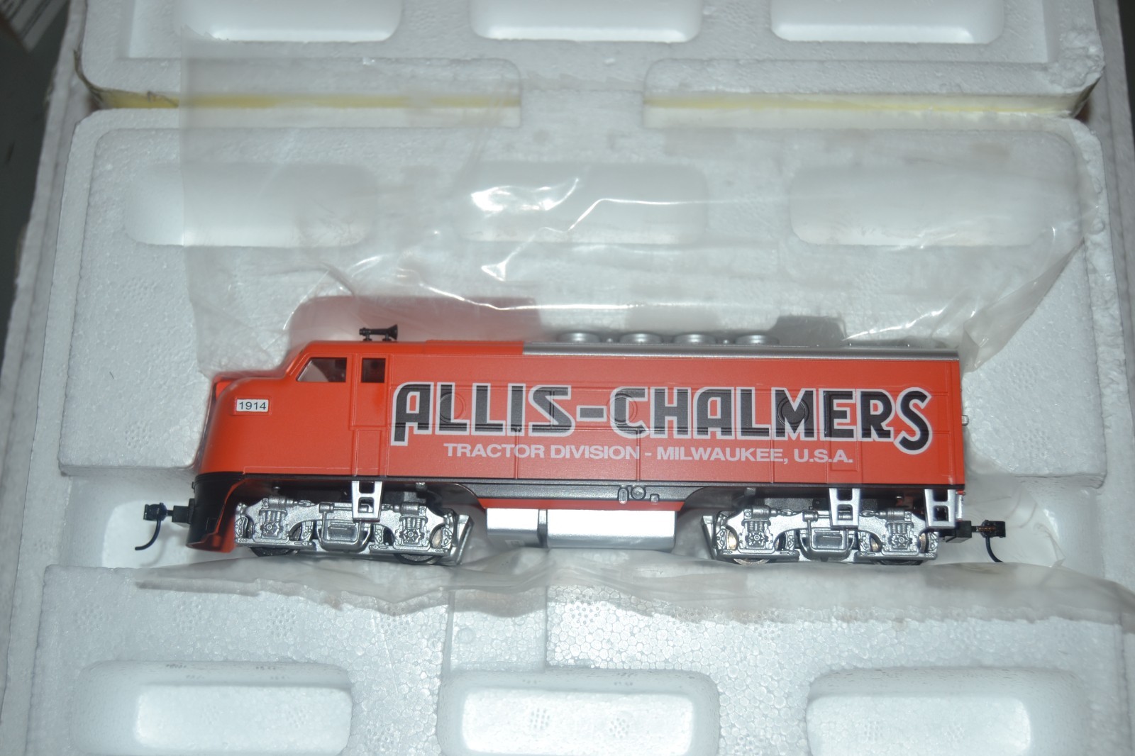 ALLIS CHALMERS HAWTHORNE VILLAGE BRADFORD EXCHANGE HO SCALE TRAIN SET NEVER USED
