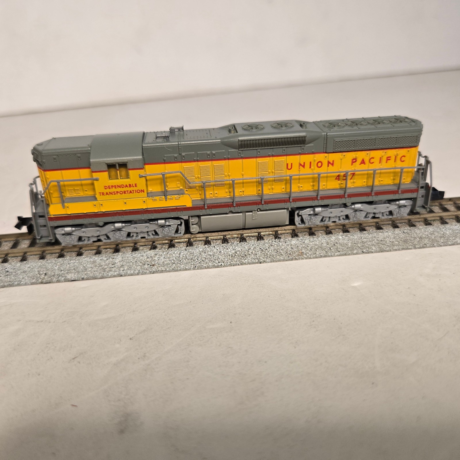 Atlas by Kato 4512 N Scale Union Pacific EMD SD-7 Loco. Runs