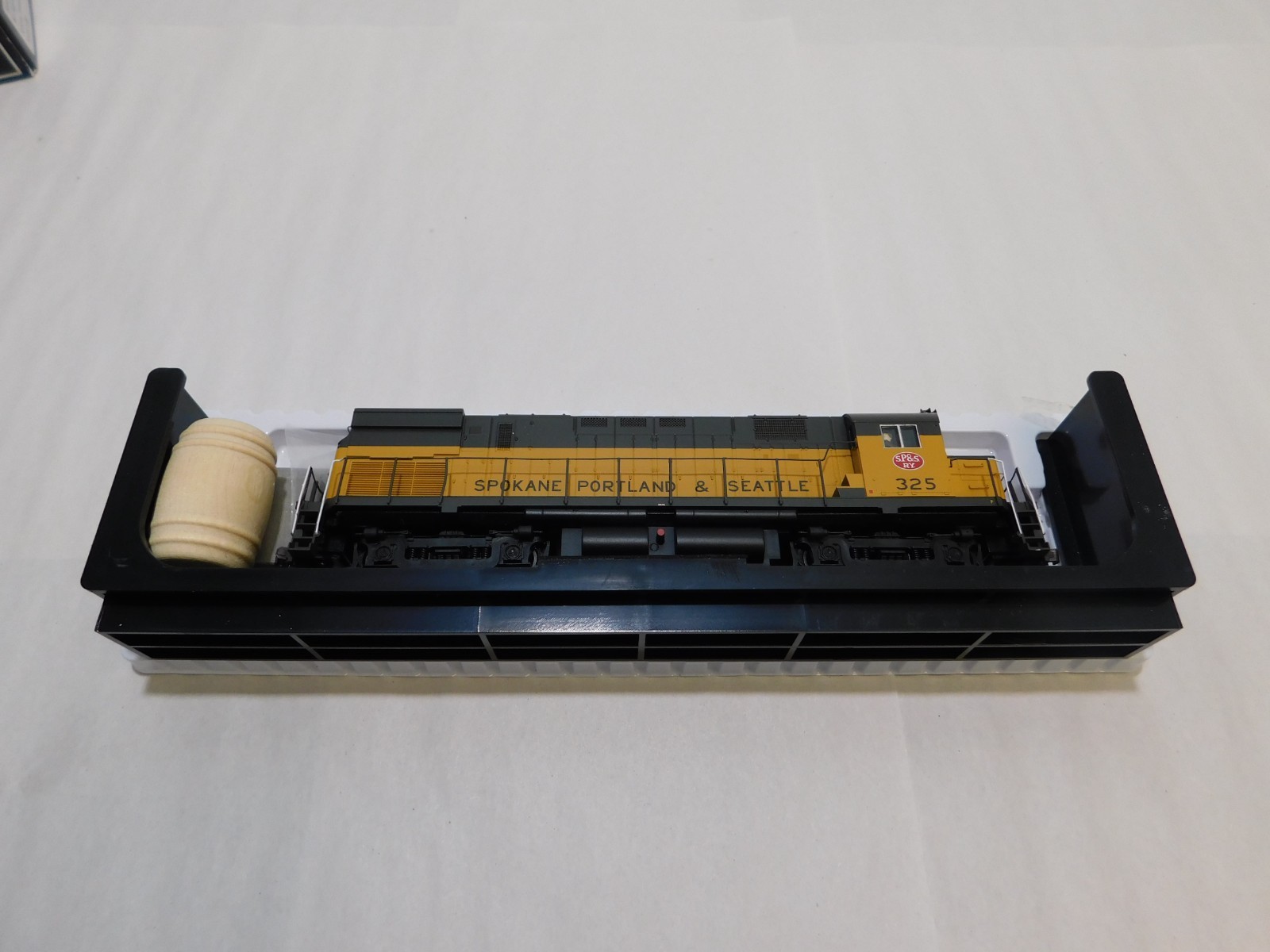 Atlas 10-002-568 HO Scale C425 Phase 2 Locomotive, DCC+Sound, SP&S #325