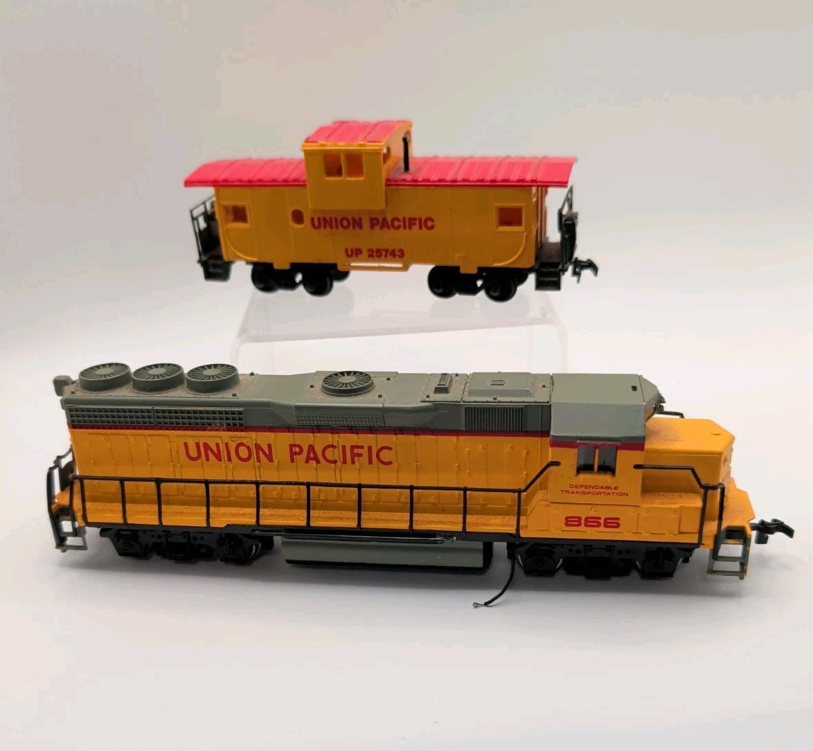 Bachmann Union Pacific Locomotive Train Engine 866 and Caboose HO Scale Model RR