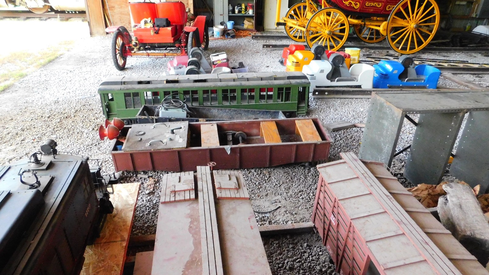Electric 7.5″ Gauge Hand Built T3A Electric AWD Locomotive and 5 Train Cars