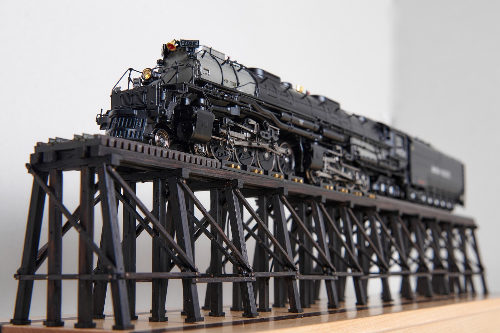 Working Wood Bridge Display for DC/DCC Locomotives HO scale