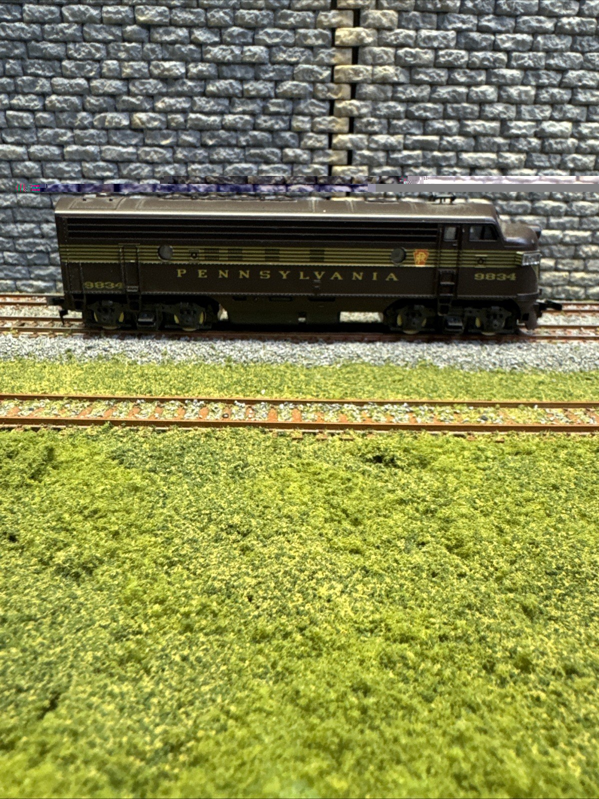 “HO SCALE “”ATLAS”” MODEL OF A PENNSYLVANIA FP7 ENGINE NO 9834.”