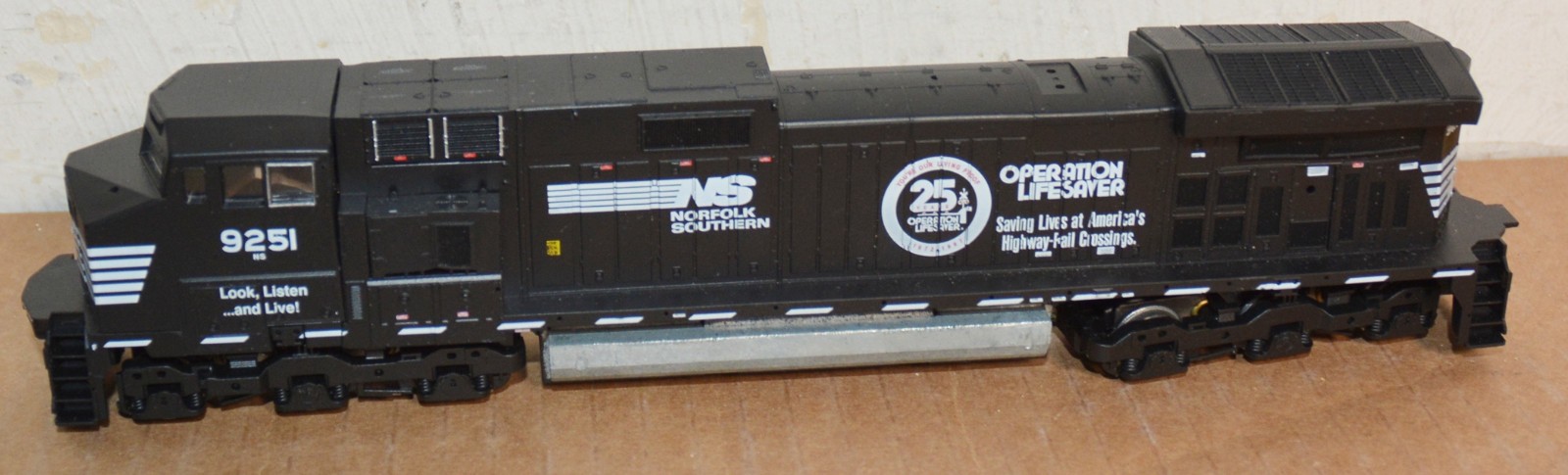 Athearn 02230 HO NS Operation Lifesaver C44-9W Diesel Locomotive # 9251 Box