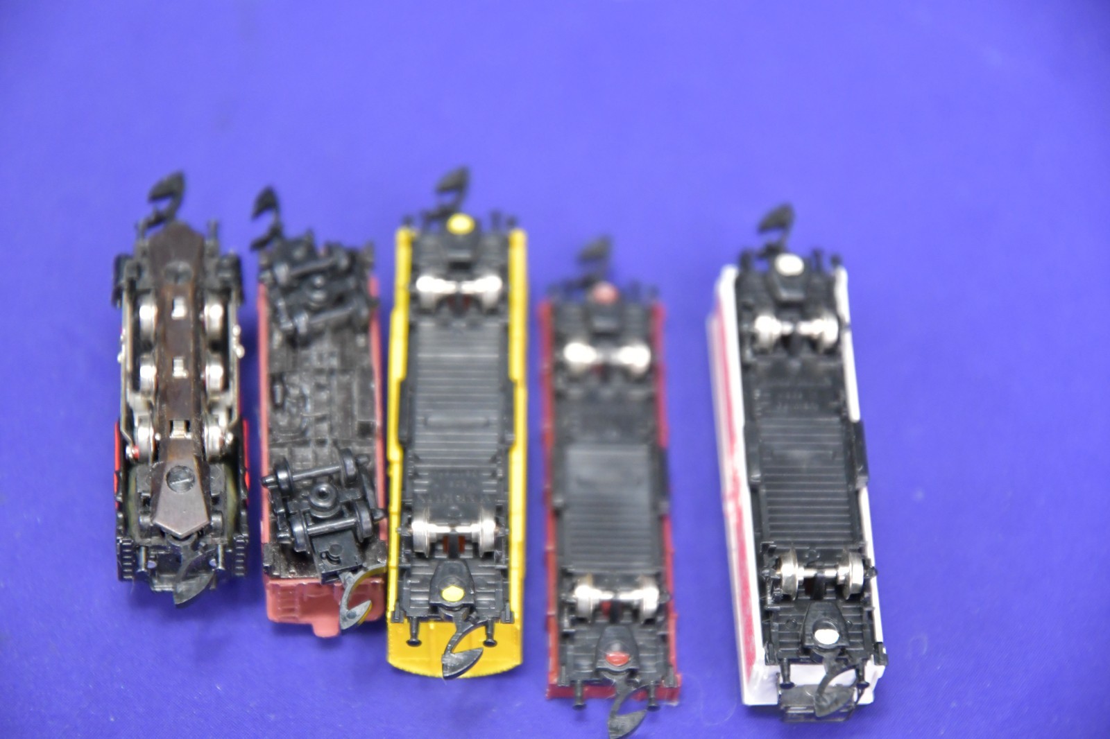 Marklin Mini #89 008 DB Class 89 locomotive Z scale & 4 More Cars