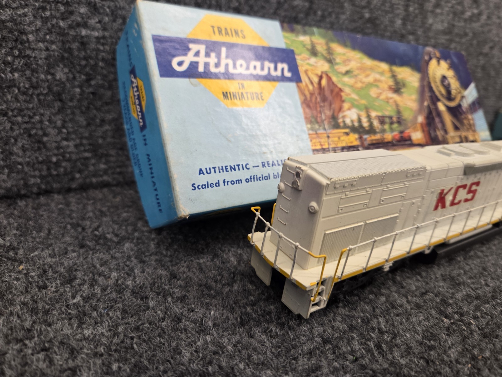 Athearn HO Blue Box Kansas City Southern SD40-2 Engine #665-Unpowered Dummy