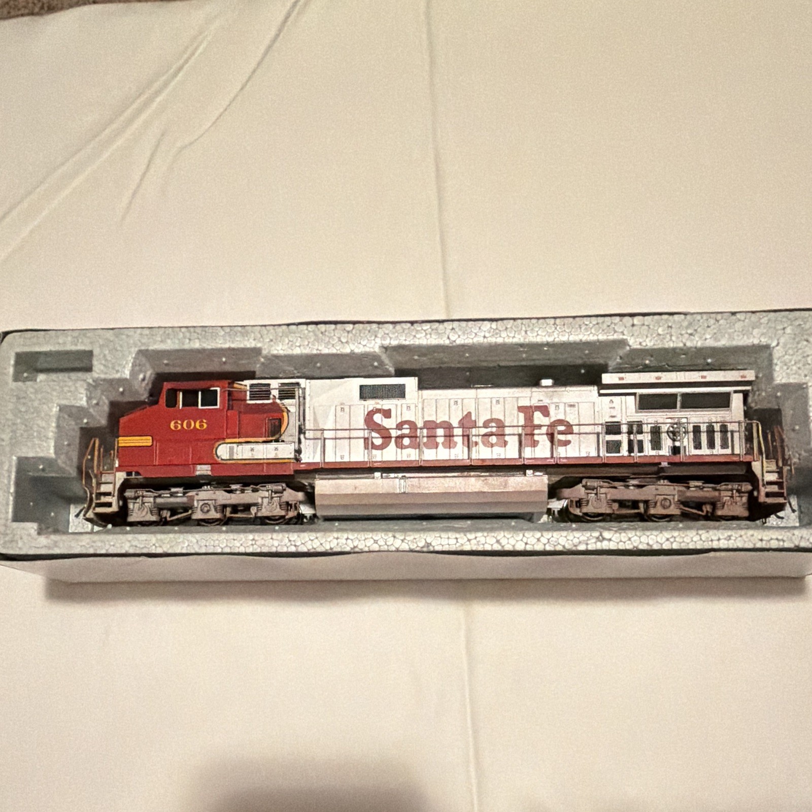 KATO HO GE C44-9W Dash 9 Santa Fe Diesel Locomotive DC Analog 37-6157