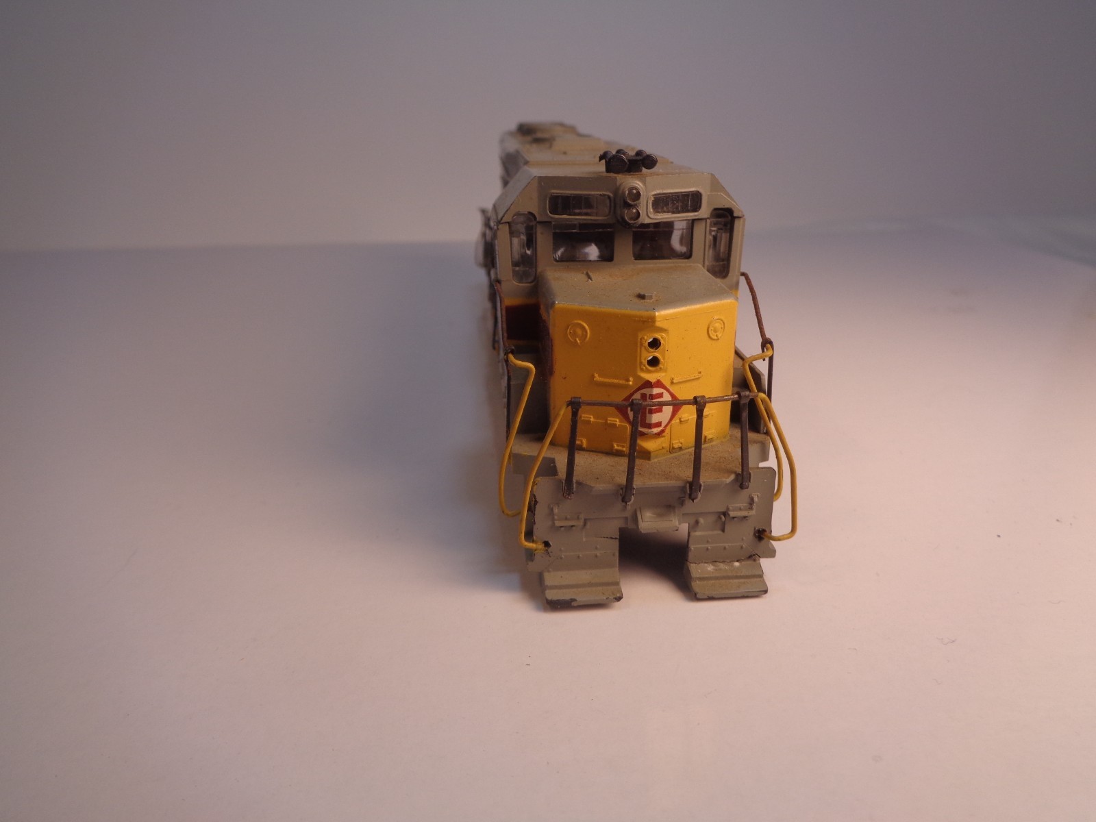 HO Scale Athearn Erie Lackawanna GP35 Diesel Engine #2564 SHELL ONLY