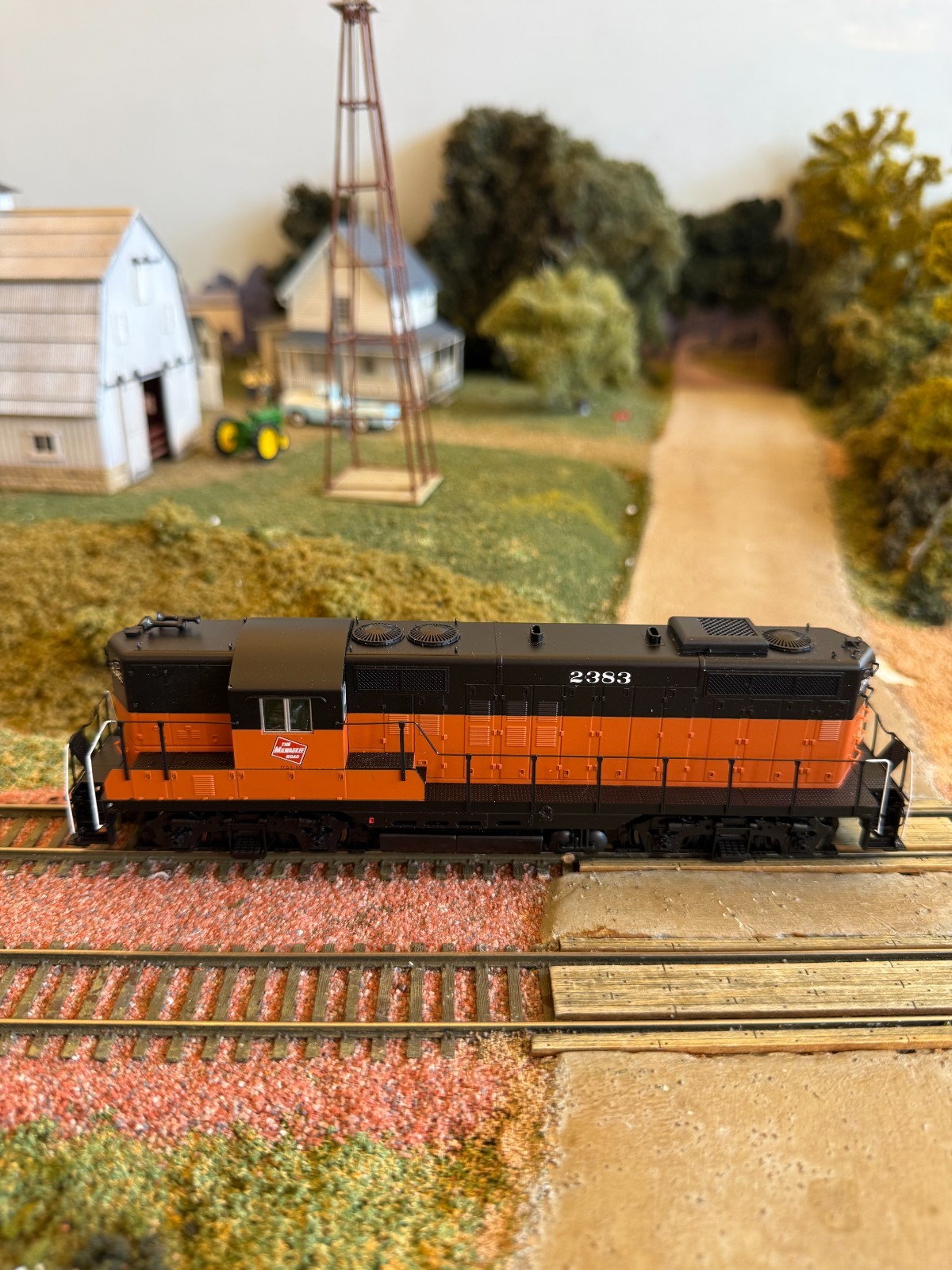 HO Proto 2000 GP9 II Milwaukee Road # 2383 w/NCE Decoder Installed/Box.