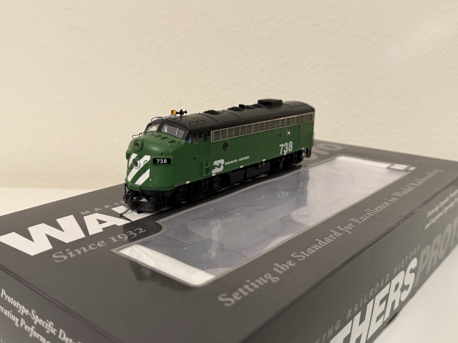 Burlington Northern #738 EMD F7A Walthers Proto DCC & Sound HO Scale