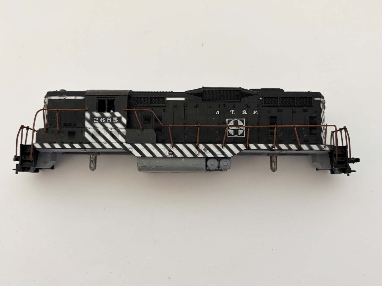 Athearn HO A.T.S.F. Santa Fe Diesel Locomotive #2685 Shell w/ Chassis Vintage