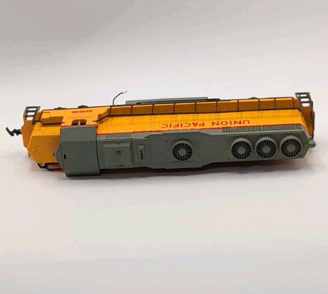 Bachmann Union Pacific Locomotive Train Engine 866 and Caboose HO Scale Model RR