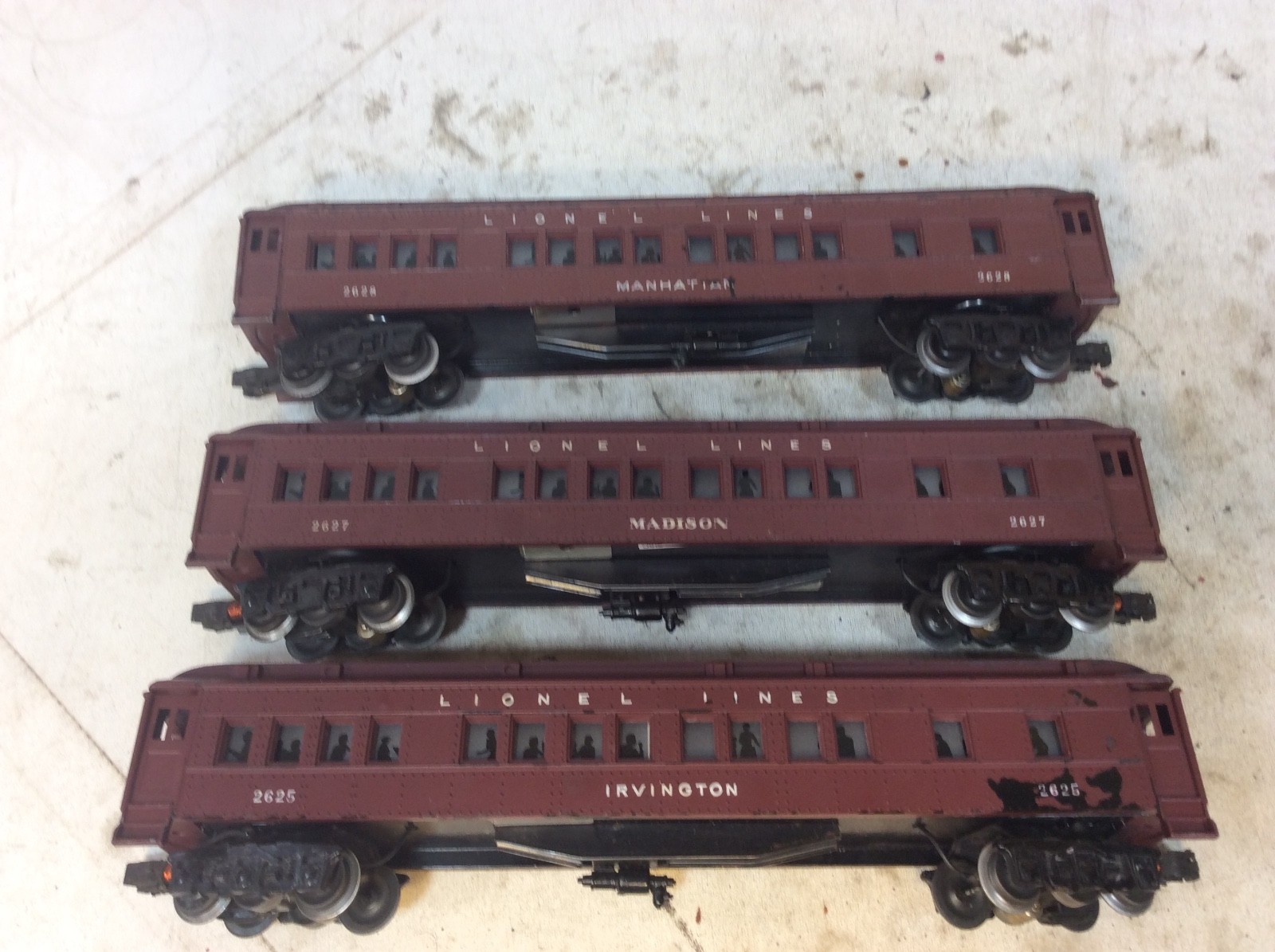 Lionel 726 Steam Engine and 3 Madison Passenger Cars O Gauge / 027