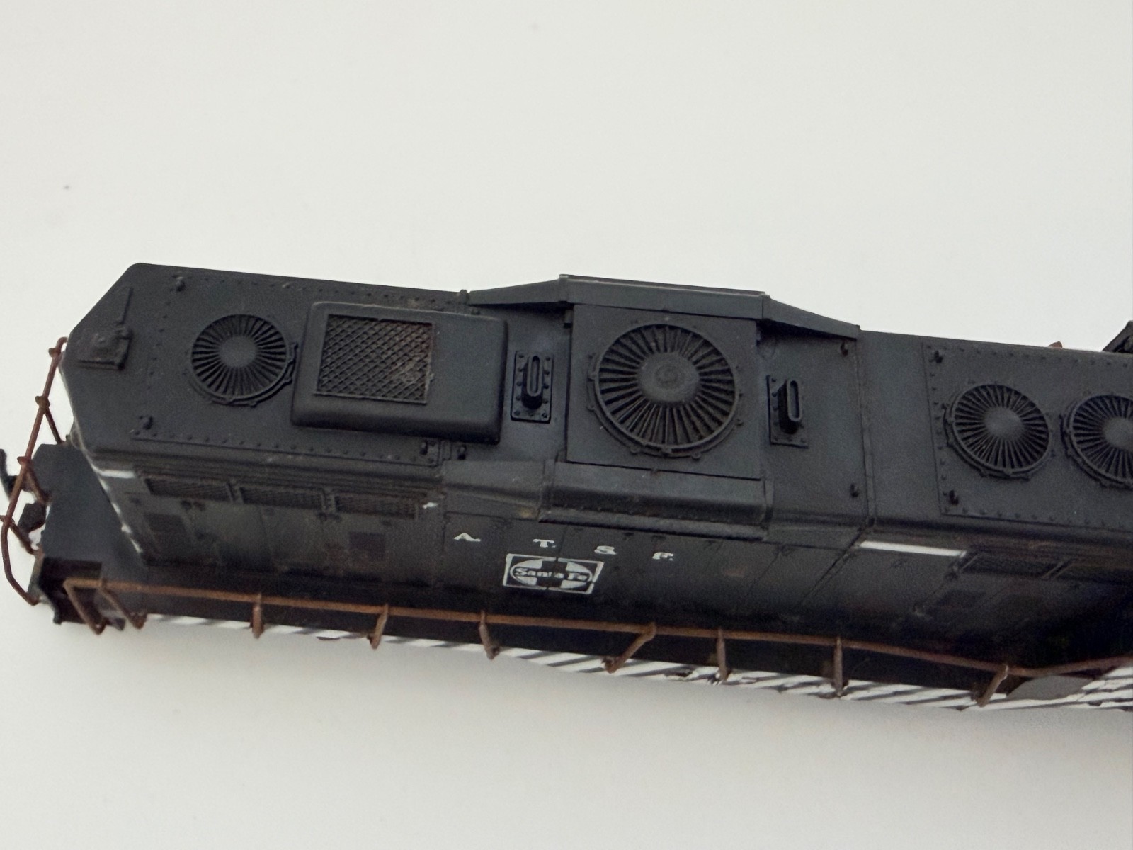 Athearn HO A.T.S.F. Santa Fe Diesel Locomotive #2685 Shell w/ Chassis Vintage