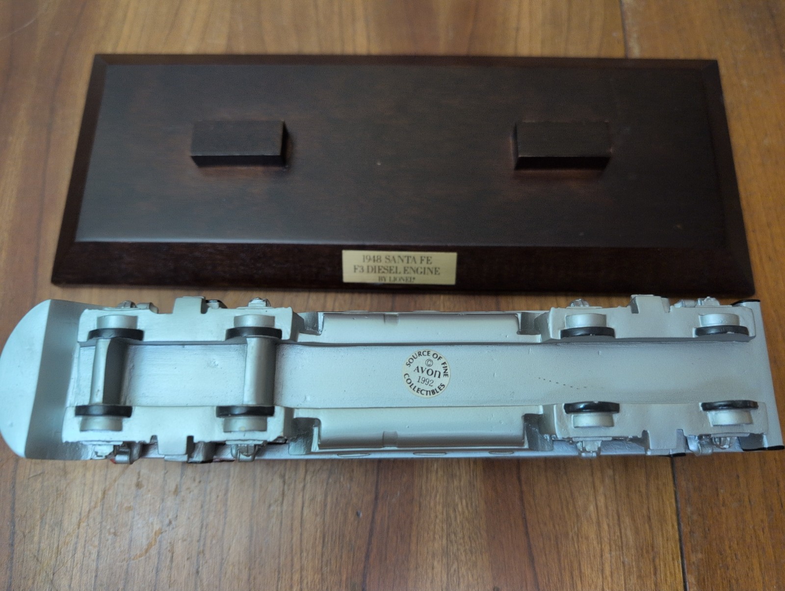 1948 Santa Fe F3 Diesel Engine 2333 Locomotive By Lionel w/ Wooden Stand Heavy