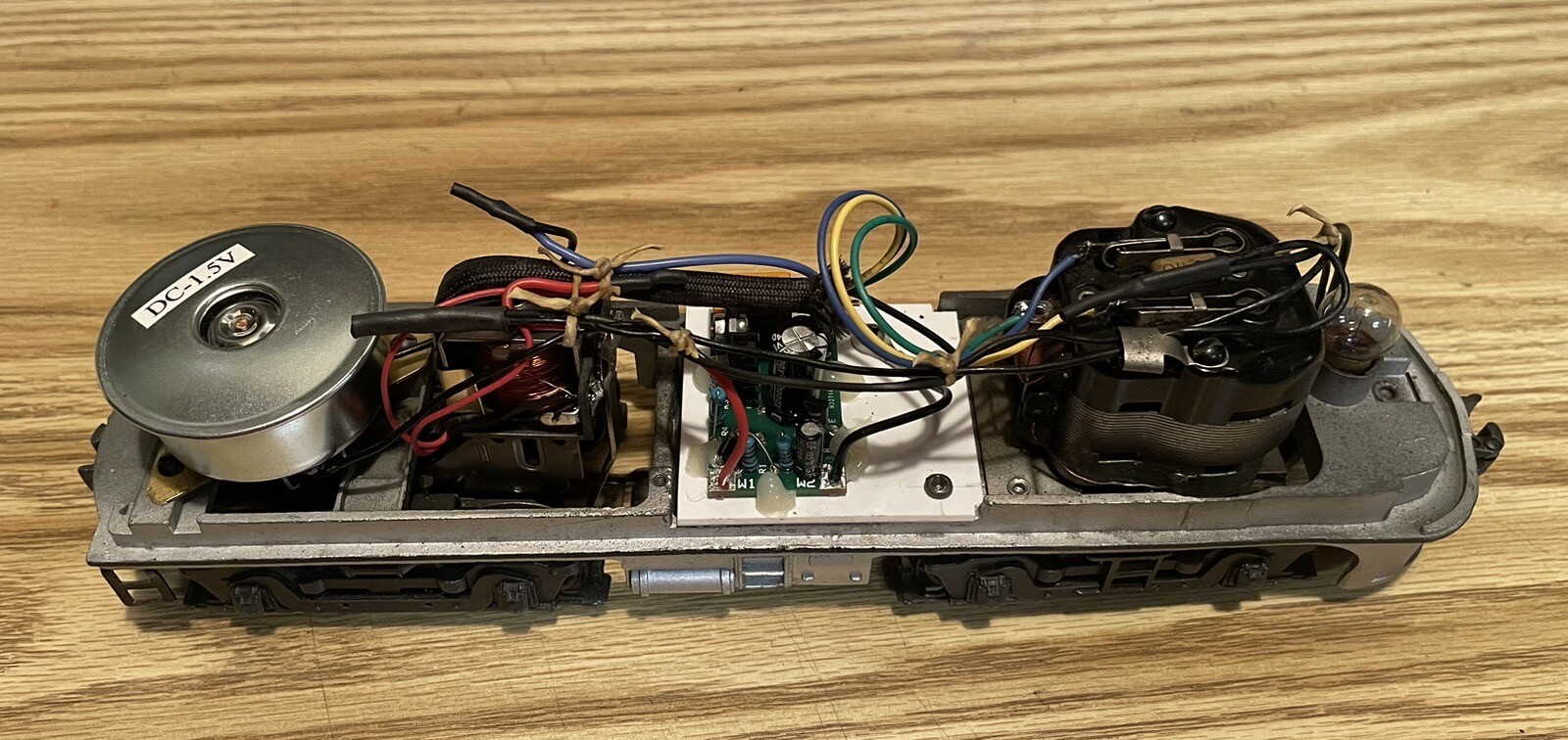 Lionel Diesel horn controller. Replaces battery and relay in locomotives.