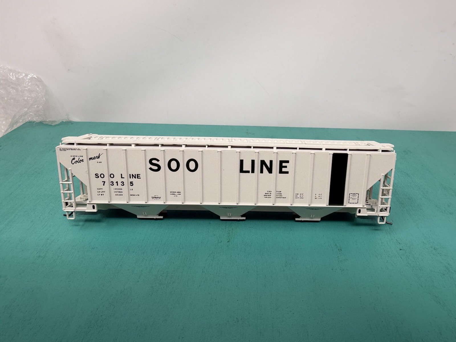 Atlas HO – 4750 Hopper – Missing Trucks No Package – SOO Line