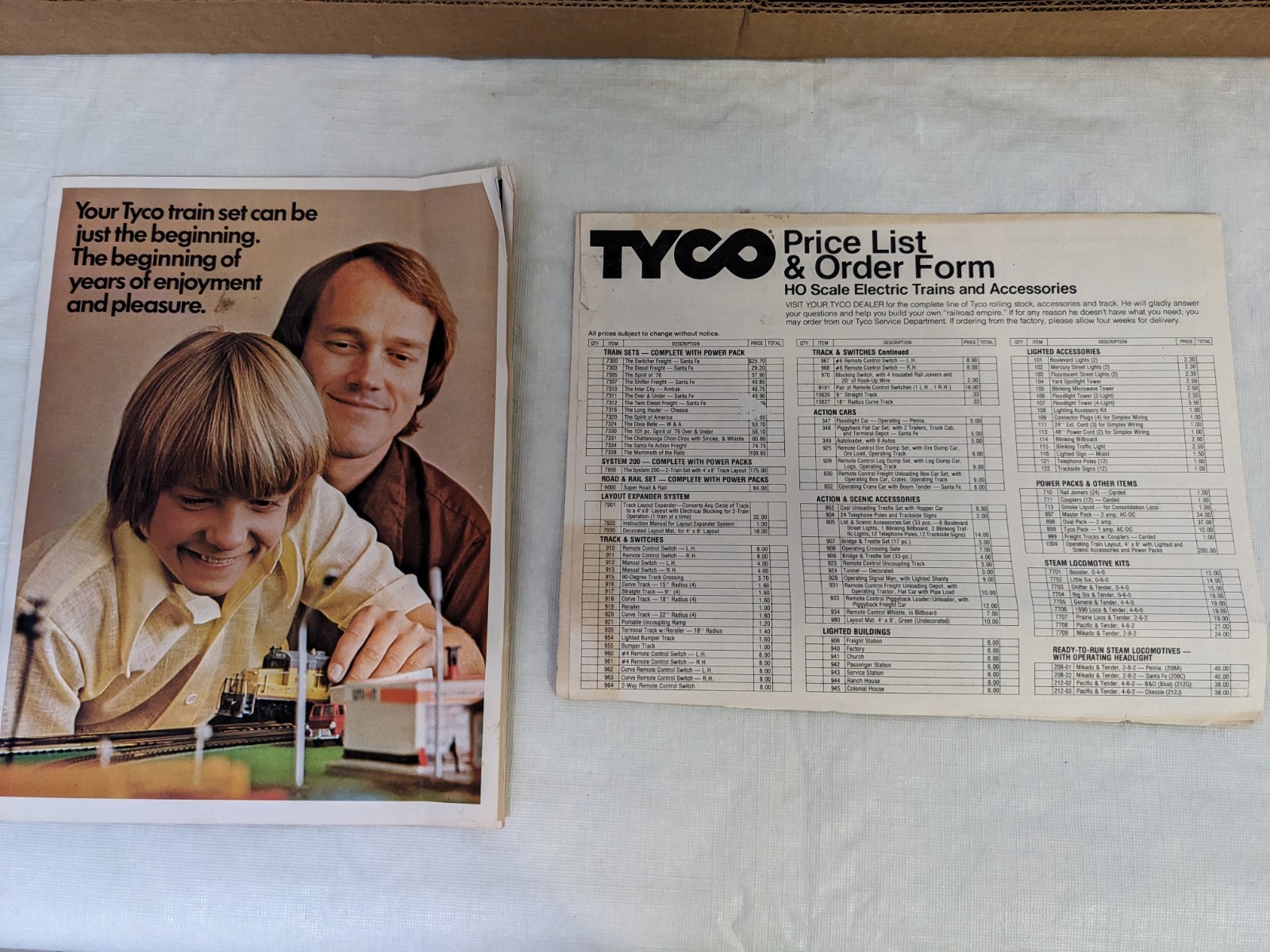 Vintage 1975 Tyco HO Scale Santa Fe Electric Train Set w brochure & price list