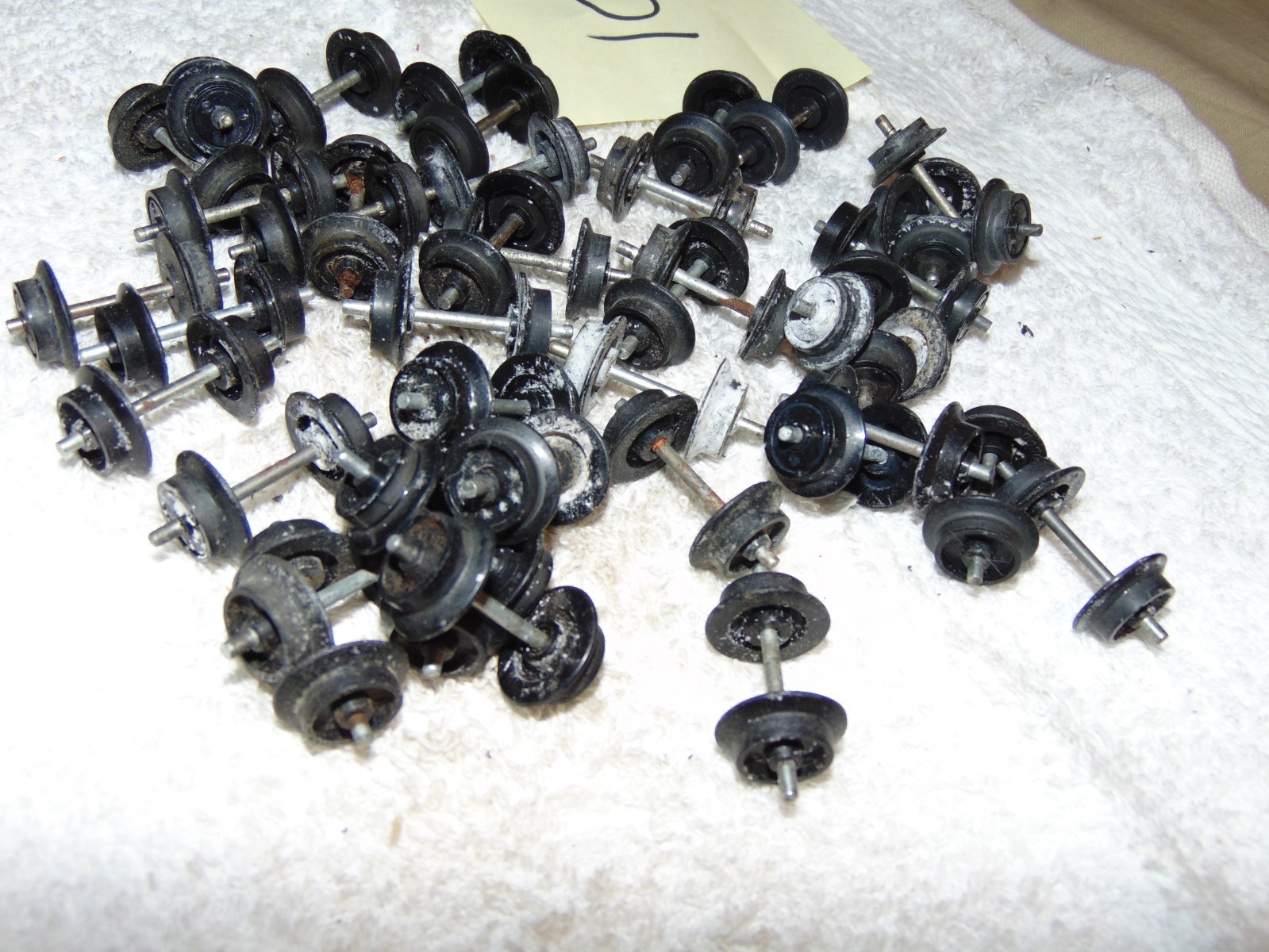 FLYER S 40 PLASTIC WHEELS WITH METAL AXELS #201