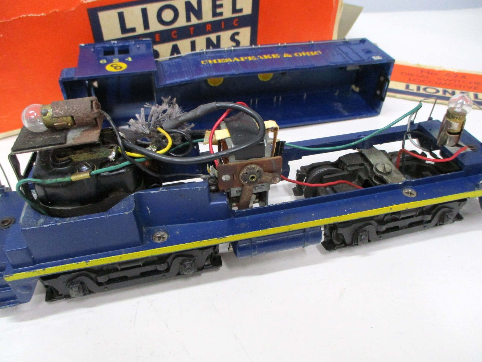 Lionel 624 C and O GM Diesel Loco Postwar O gauge X8296